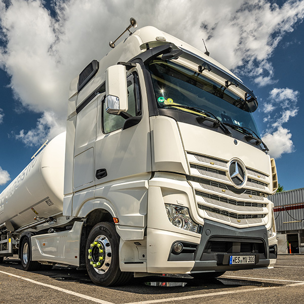 Ein weißer Mercedes Siloaufleger steht auf dem Parkplatz von Verhuven.