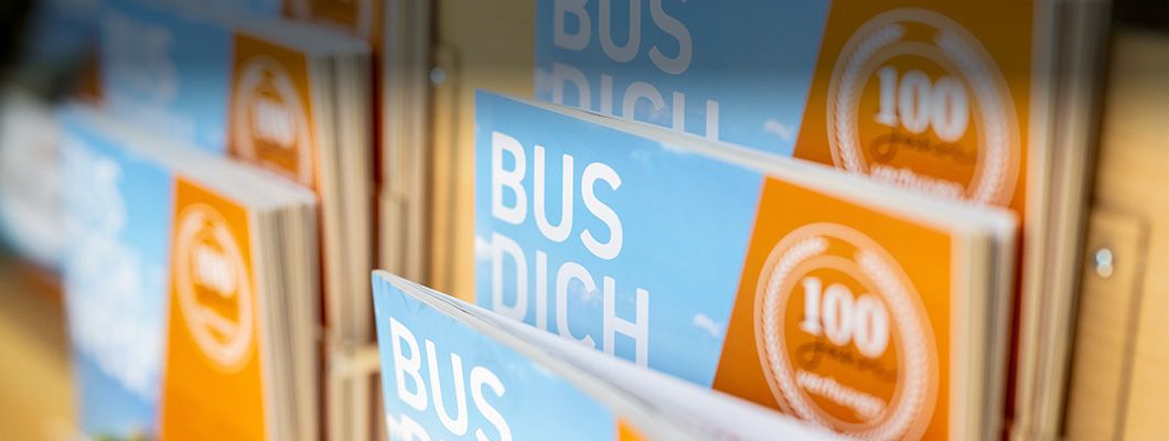 blau organgene bus dich weg Broschüren stehen in einem Aussteller.