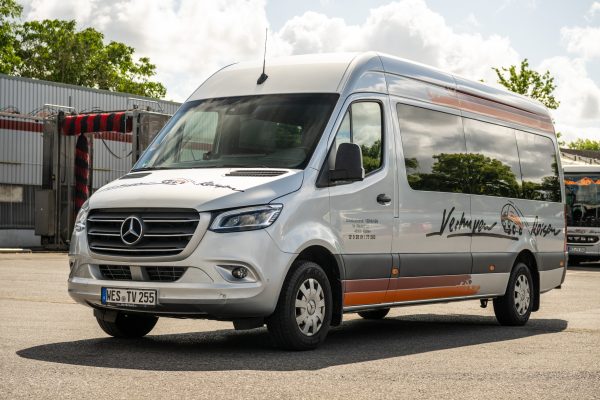 Ein Sprinter mit der Aufschrift Verhuven Reisen für Bus- und Gruppenreisen