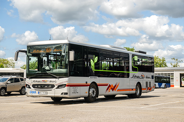 Linienbus der Firma Verhuven aus Xanten im Linienverkehr, moderner Setra-Bus mit Firmenlogo auf einem Parkplatz.