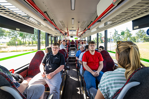 Fahrgäste im Linienbus der Firma Verhuven, unterwegs im täglichen Linienverkehr.