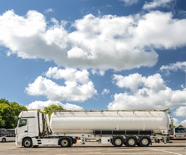 Seitenansicht eines weißen Logistik-Lkw des Unternehmens Verhuven, eingesetzt für Siloaufträge und Transporte.