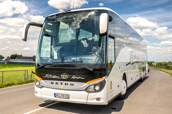 Verhuven Reisebus auf einer Landstraße, eingesetzt für Bus- und Gruppenreisen.