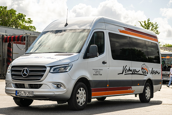 Ein Sprinter mit der Aufschrift Verhuven Reisen für Bus- und Gruppenreisen