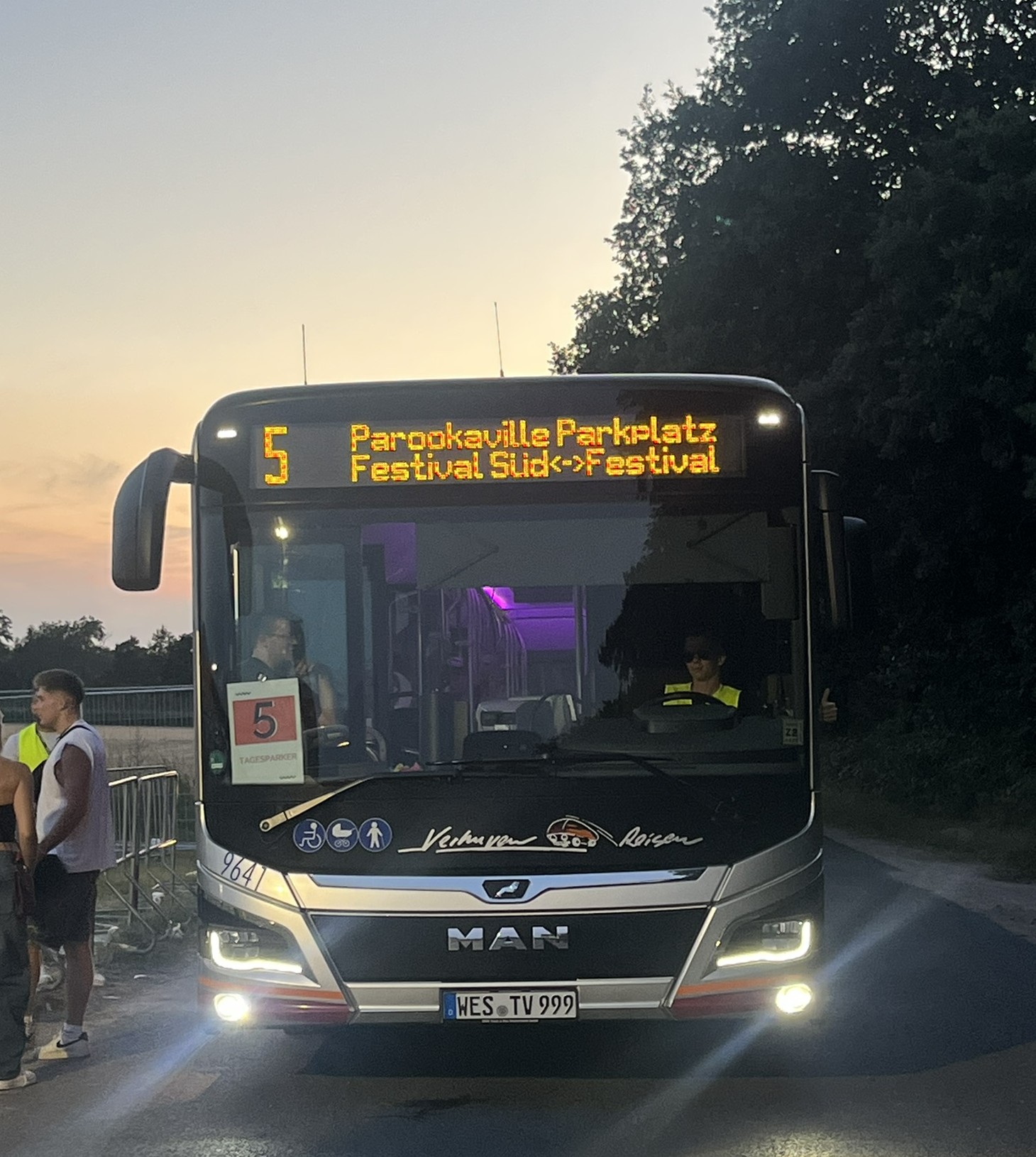 Ein Verhuven Bus mit der Aufschrift Parokaville steht neben dem Festivalgelände